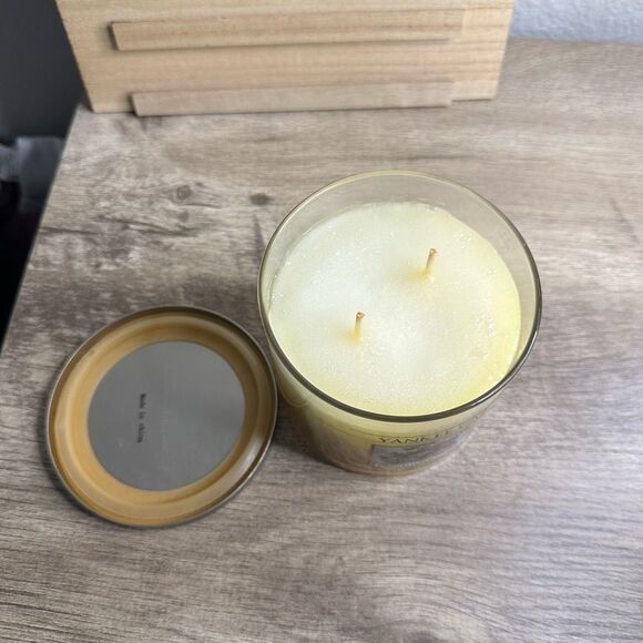 Yankee Candle Frosted Cedar Wreath Medium Tumbler Candle Retired Hard to find - Picture 3 of 5